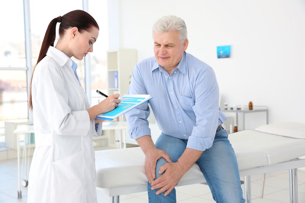 Zdravnik bolniku predpiše potek zdravljenja artroze kolenskega sklepa